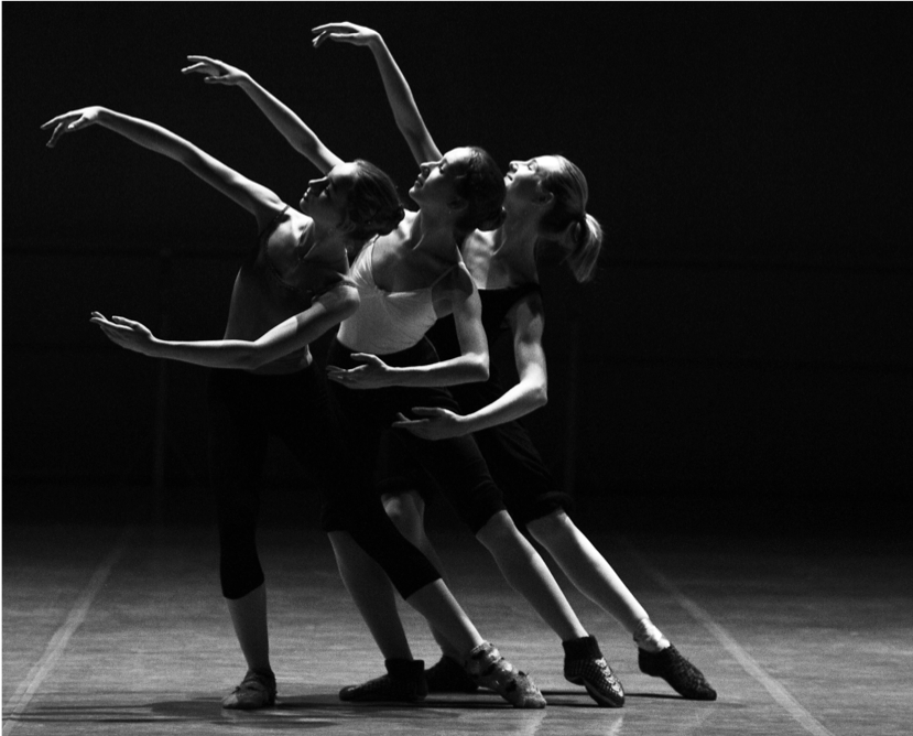 Trois danseuses en mouvement synchronisé mais décalé